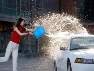 夏天這樣洗車會(huì)傷車漆，你知道嗎？
